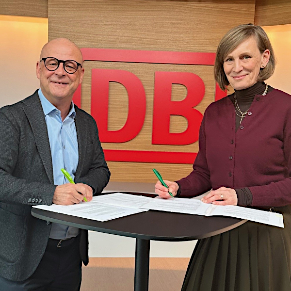Zwei Personen die ein Schriftstück unterzeichnen. Die Personen sind: DB-Personalvorstand Martin Seiler und VDEI-Präsidentin Prof. Dr. Birgit Milius