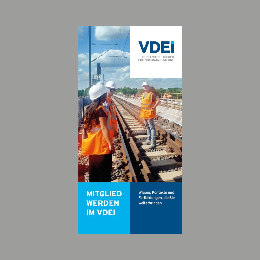 Cover einer Broschüre für potenzielle Neumitglieder, darauf ein Foto, das drei Personen in orangen Warnwesten auf einem Gleis zeigt sowie das VDEI-Logo und der Text: Mitglied werden im VDEI; Wissen, Kontakte und Fortbildungen, die Sie weiterbringen