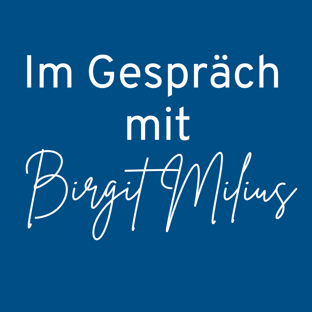 Blauer Hintergrund, darauf in weißer Schrift der Text: Im Gespräch mit Birgit Milius