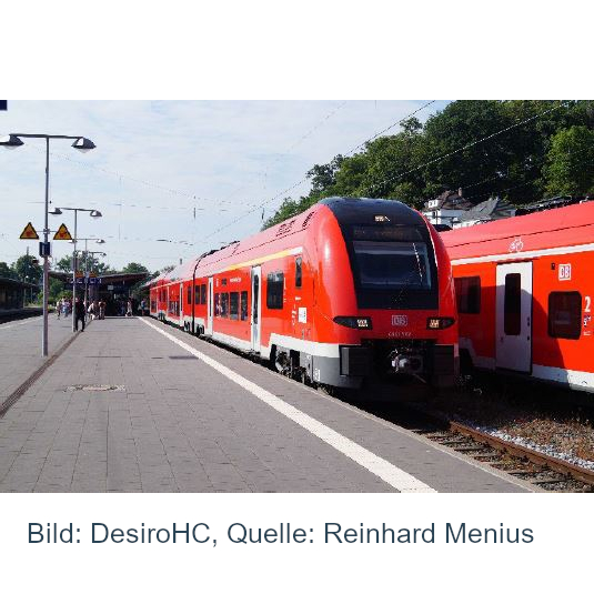 Ein Bahnsteig mit einem roten Regionalzug der DB