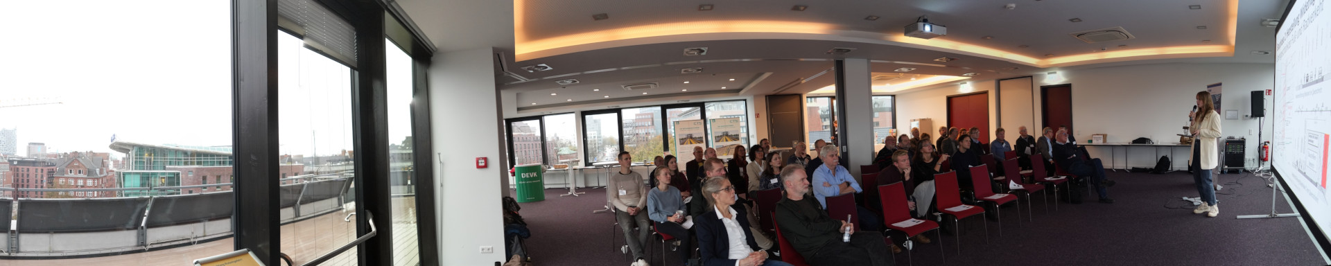 Inspirierende Fachvorträge mit Panoramablick - u.a. Elbphilharmonie ganz links - über Hamburg (Quelle: Dittmer)