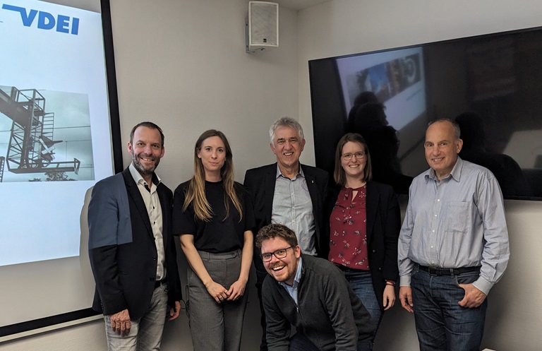 Der neu gewählte Bezirksvorstand von links nach rechts Ralph Bolte (Beisitzer), Pia Gietmann (Beisitzerin), Günter Gewehr (Vorsitzender), Georg Huch (Beauftragter Öffentlichkeitsarbeit und Internet), Anna Derwanz (stellv. Vorsitzende), Gabor Györkö (Schatzmeister). Leider aus privaten Gründen nicht anwesend: Rainer Paes (Schriftführer), Christopher Rensch (Beauftragter Öffentlichkeitsarbeit und Homepage)