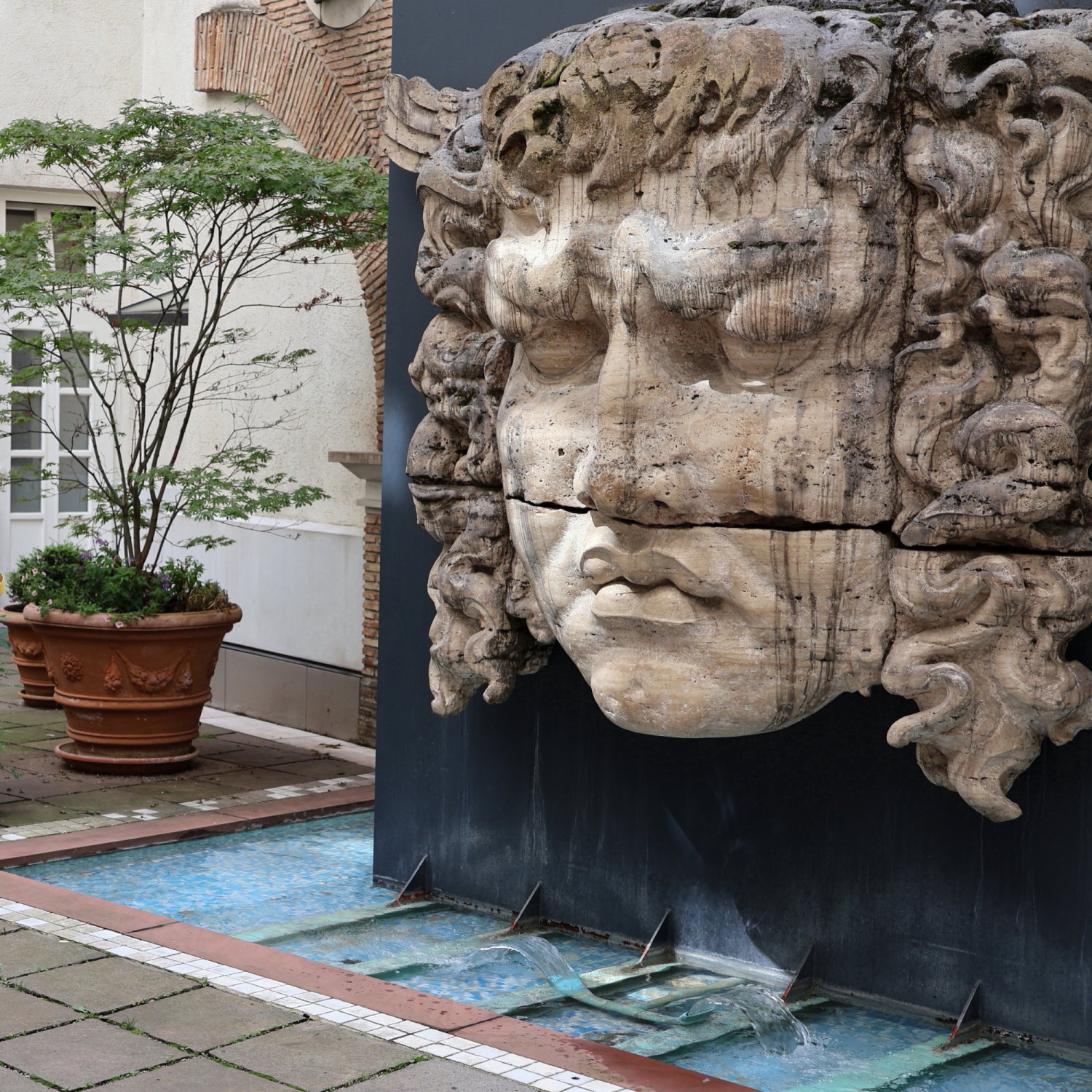 05 Medusa am Brunnen a