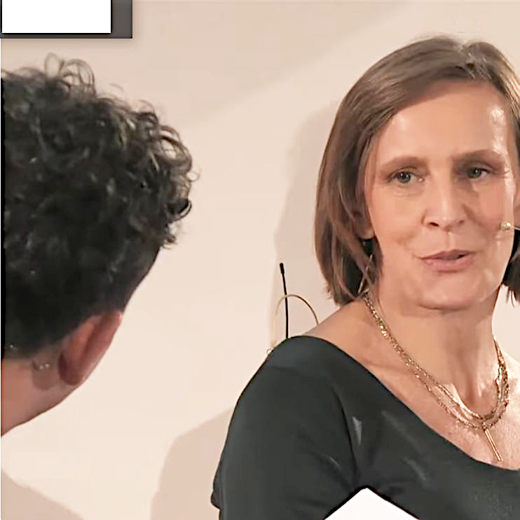 Standbild aus der Aufzeichnung des Podiumsgesprächs - Birgit Milius im Gespräch mit dem Moderator